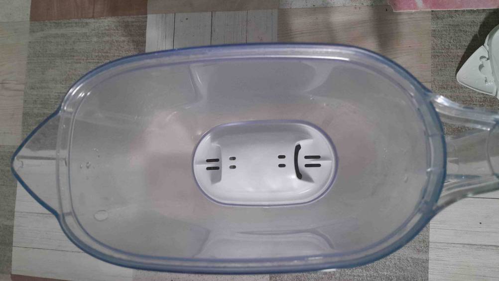 Nahaufnahme des getesteten Wasserfilters von oben in einer Kanne.