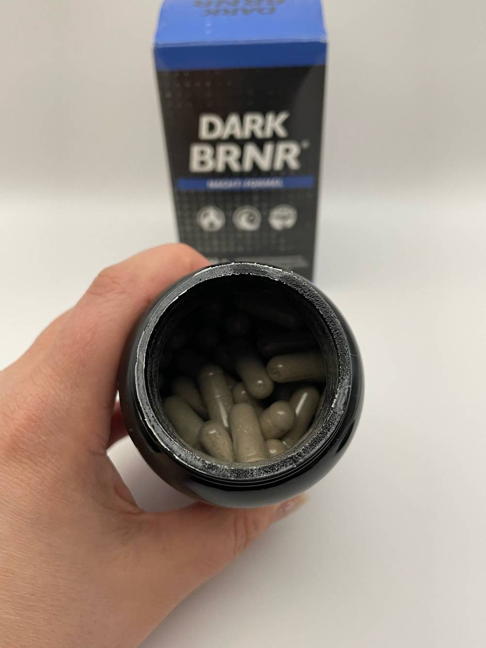 Fatburner im Test: Blick von oben auf die Kapseln in einem geöffneten Glas.