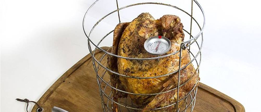 Eimer-Gerippe mit vollständig gebratenem Vogel im Inneren