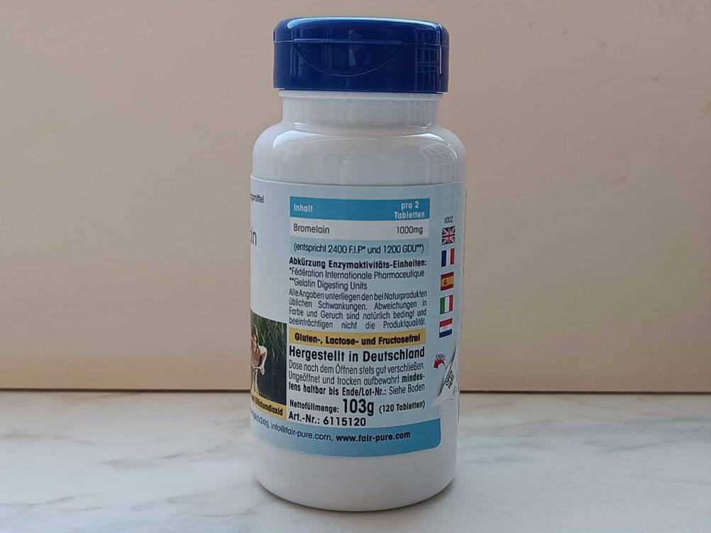 Im Test: Seitenansicht einer Dose Bromelain mit Informationen.