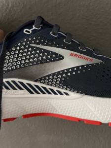 Brooks-Laufschuhe-Herren: ein Herren-Sportschuh von Brooks mit besonders starker Dämpfung.