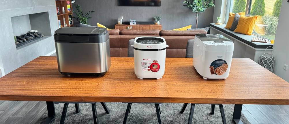 Drei Brotbackautomaten stehen nebeneinander auf einem Tisch zum Test