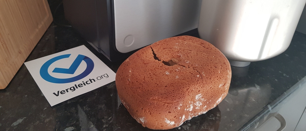Loch in einem Brot vor einem Brotbackautomaten.