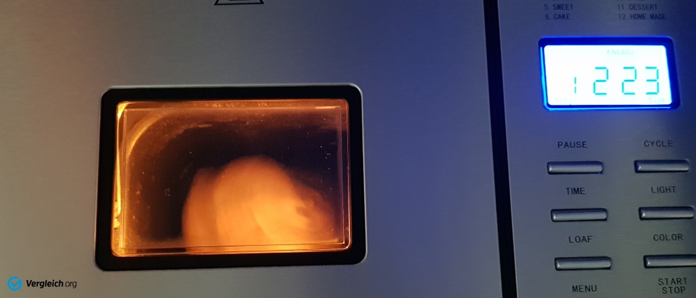 Sichtfenster eines angeschalteten Brotbackautomaten in der Nahaufnahme für den Test.