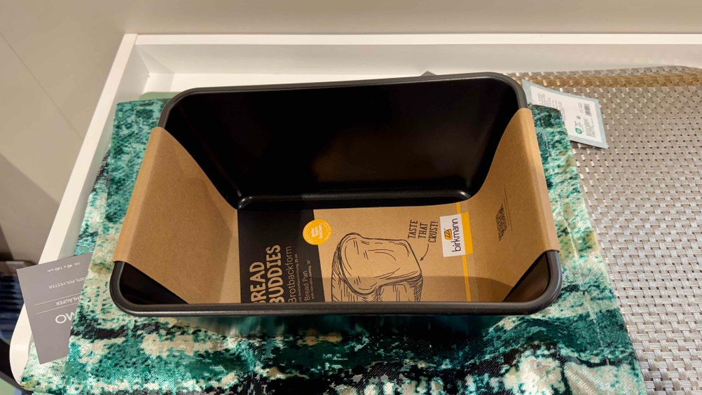 Auf einem Tablett steht eine Brotbackform im Test.