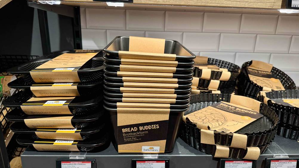 Mehrere Brotbackformen im Test in einem Verkaufsregal mit anderen Produkten.