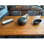 Drei Brotbackformen stehen nebeneinander auf einem Holztisch