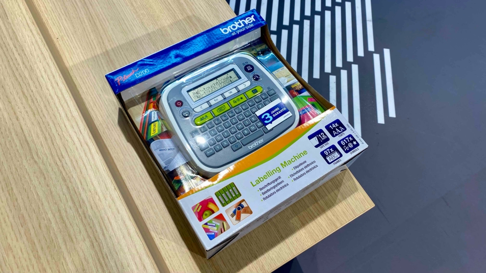 Beschriftungsgerät getestet: Ein verpacktes Gerät auf einem Holztisch von oben.