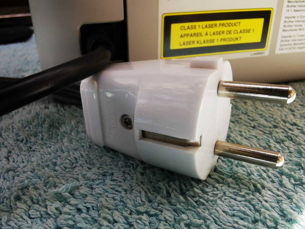 Brother-Drucker im Test: Nahaufnahme des Stromsteckers.