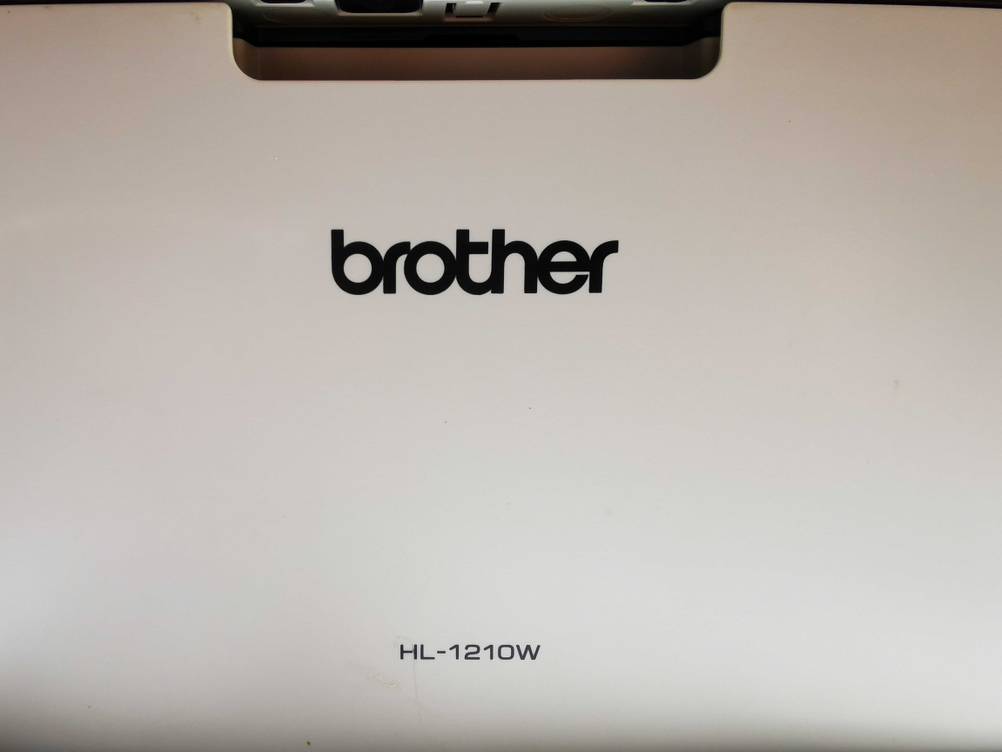 Brother-Drucker im Test: Nahaufnahme des Logos auf dem Gerät.