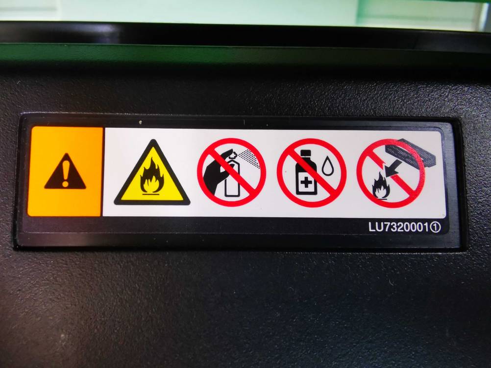 Brother-Drucker-Test: Nahaufnahme der Warnhinweisgrafiken auf dem Gerät.