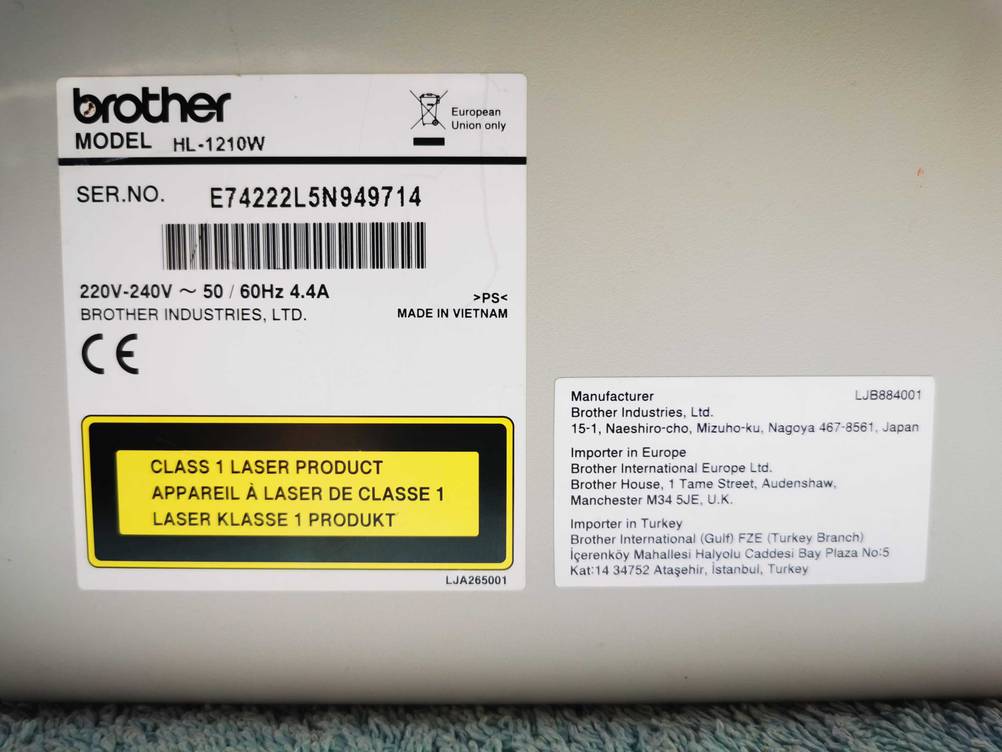 Nahaufnahme der Labels auf dem getesteten Brother-Druckers mit Informationen.