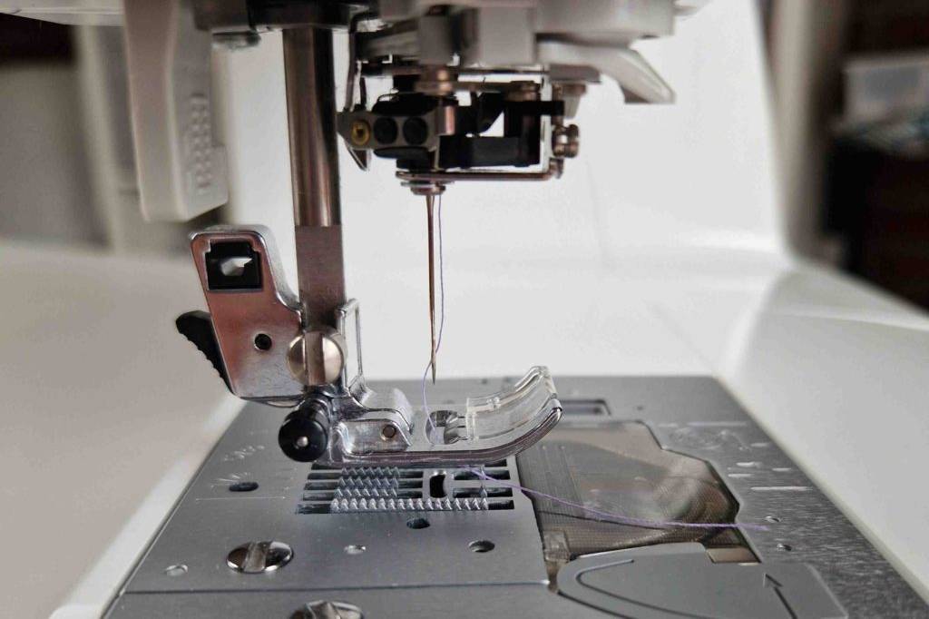 Im Test: Anschiebetisch im Detail einer Brother Nähmaschine.