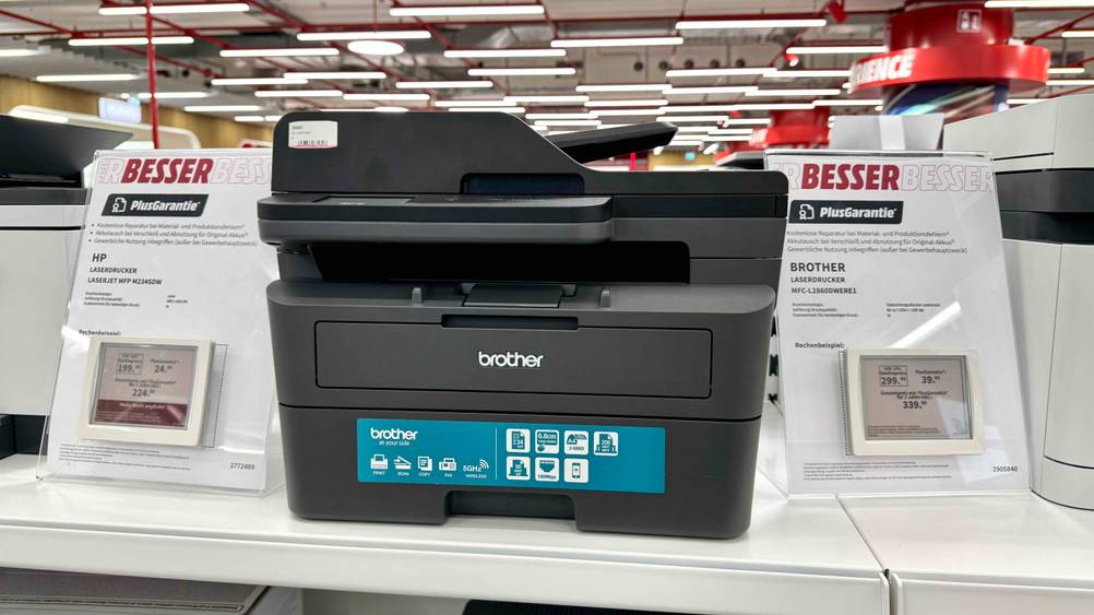 Ein getesteter Brother-Laserdrucker von vorne in einem Verkaufsregal mit Preisangabe.