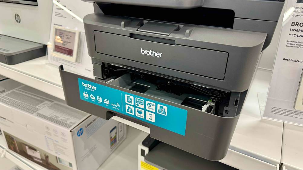 Brother-Laserdrucker getestet: Ein Gerät mit geöffneter Papierlade.