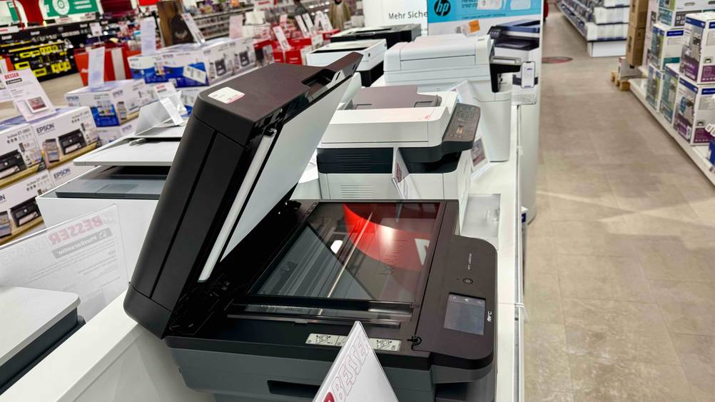 Seitenansicht eines getesteten Brother-Laserdruckers mit geöffneter Klappe.
