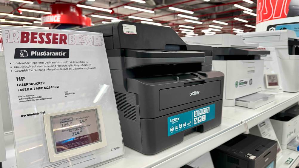 Getestet: Ein Brother-Laserdrucker von leicht seitlich auf einem Regal stehend.