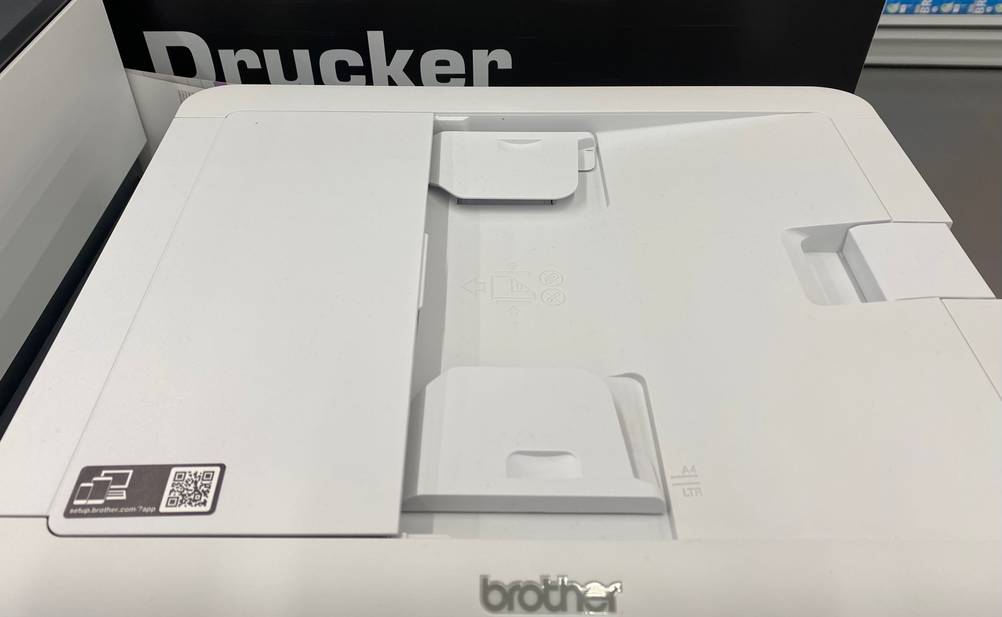 Multifunktionsdrucker-Test: Nahaufnahme des oberen Papiereinzugs eines Multifunktionsdruckers.