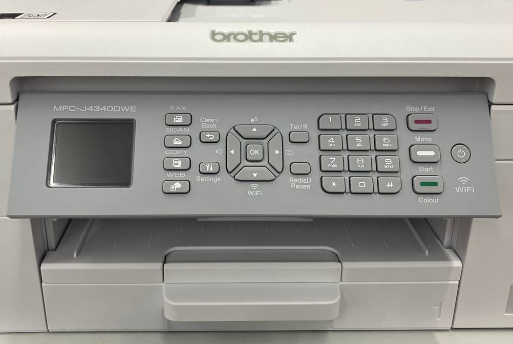 Detailaufnahme des Displays und der Bedienelemente eines Multifunktionsdruckers im Test.