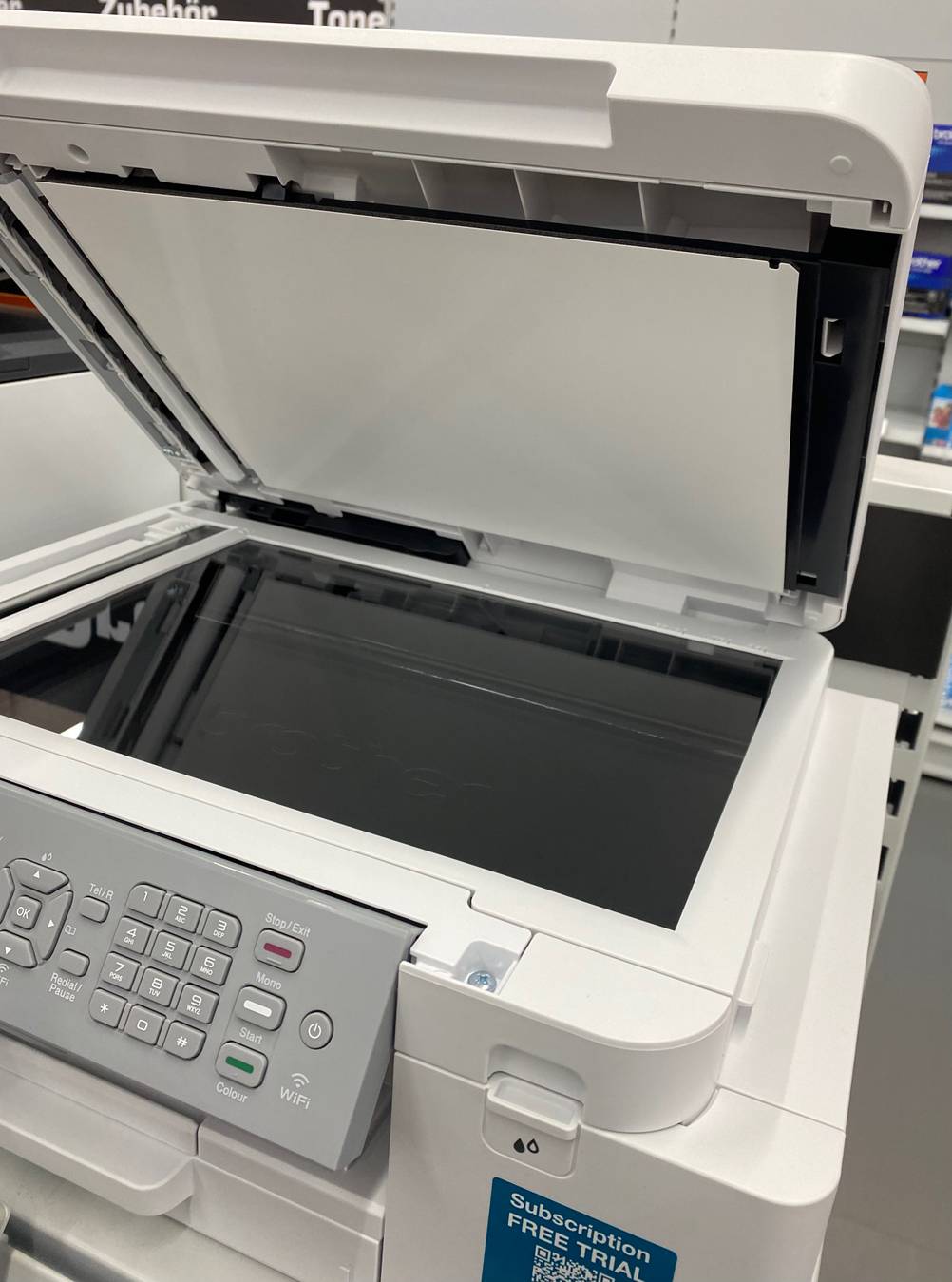Getestet: Ein Multifunktionsdrucker mit geöffneter Scannerklappe.