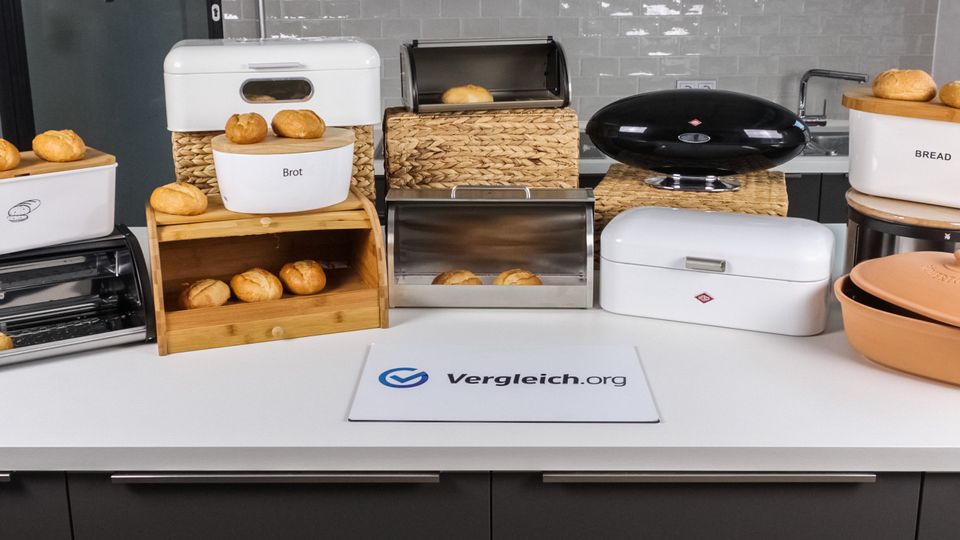 Mehrere Brotkästen samt Brötchen stehen auf einem Tisch neben- und hintereinander.