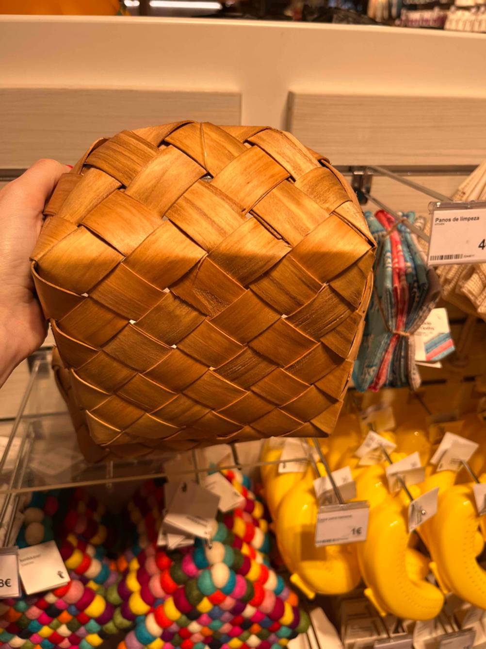 Eine Hand hält einen getesteten Brotkorb aus Baumwolle.