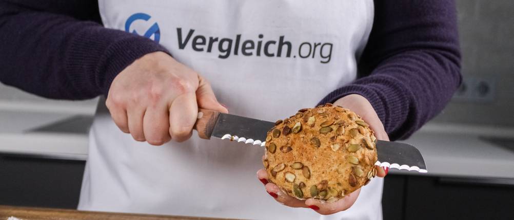 brotmesser-test-broetchen-schneiden