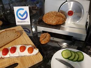Brotschneidemaschine mit belegtem Brot