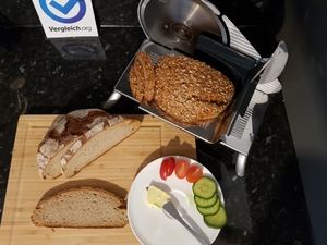 Brotscheiben von der Brotmaschine geschnitten, auf einem Hozbrett liegend