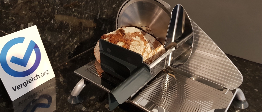 manuelle Brotschneidemaschine in Betrieb