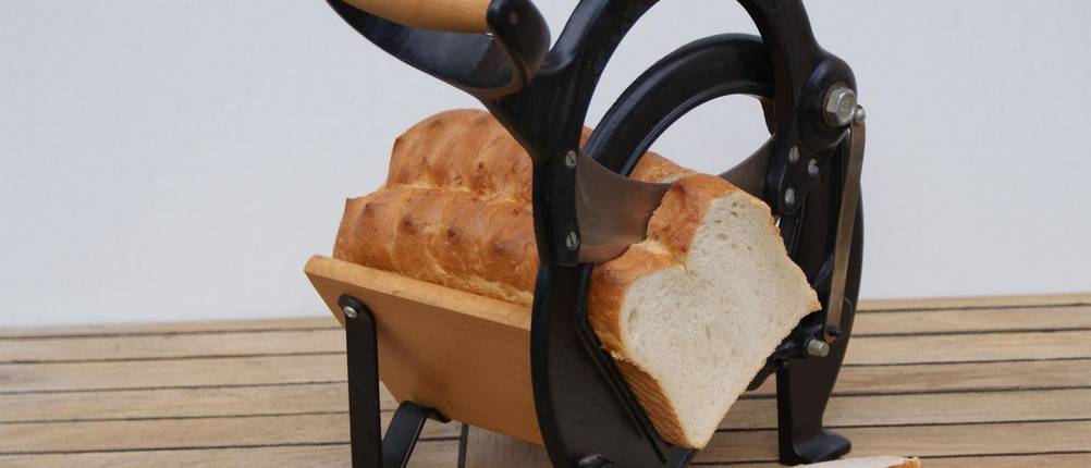 Retro-Brotschneidemaschine, manuell getestet, in der Toast geschnitten wird.