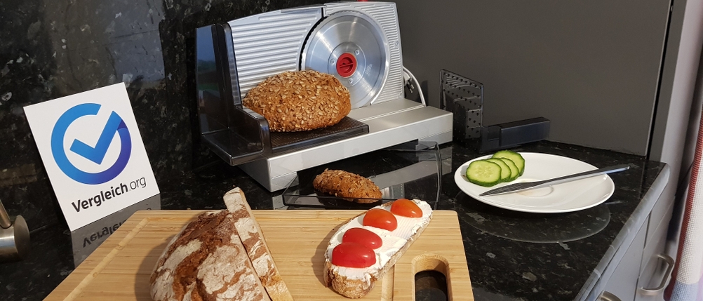 Brotschneidemaschine mit belegtem Brot