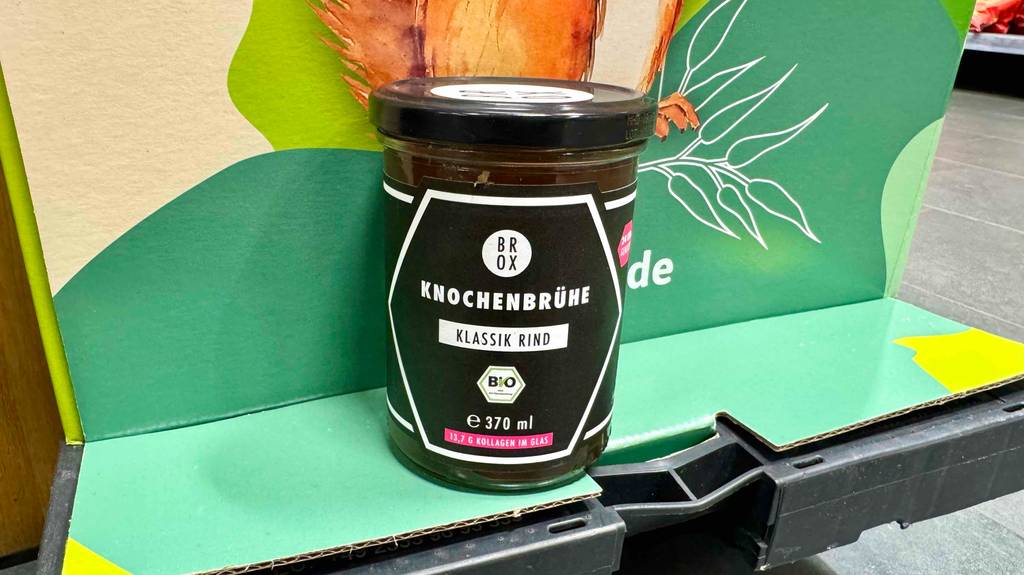 Ein 370-ml-Glas inklusive getesteter Knochenbrühe steht auf einem Verkaufsregal.