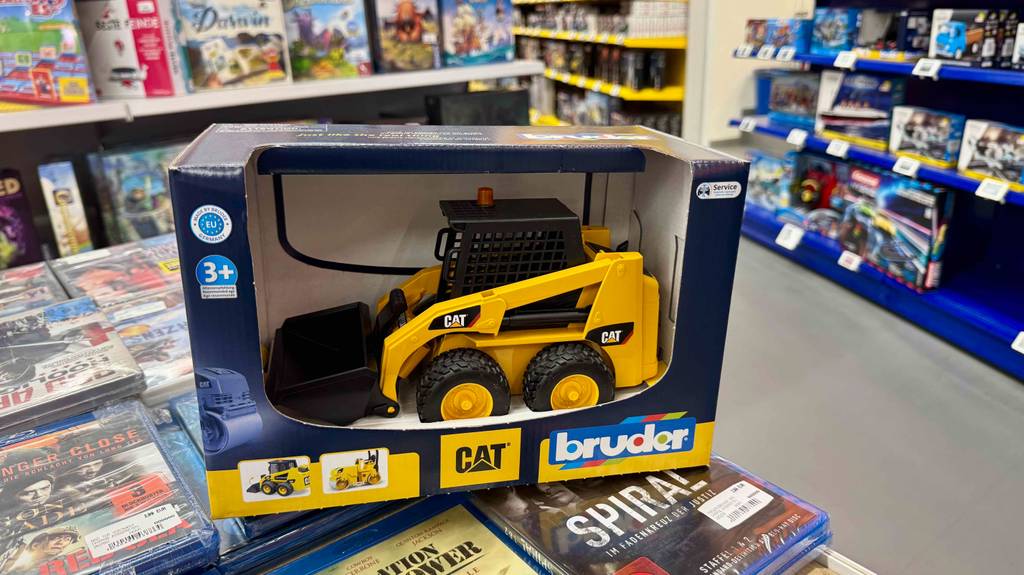 Ein verpacktes Bruder-Fahrzeug steht zum testen in einem großen Raum.