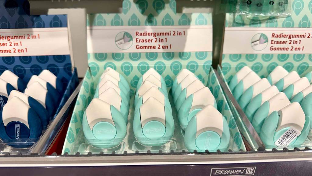 Viele Radiergummis stehen neben- und hintereinander zum testen in mehreren Kartondisplays.