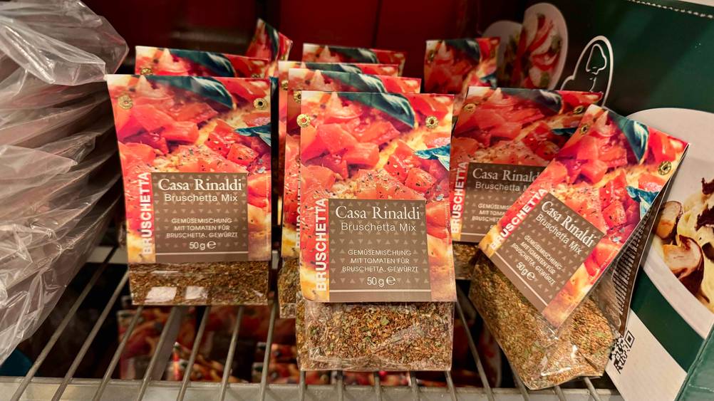 Mehrere Packungen des getesteten Bruschetta-Gewürzes in einem Verkaufsregal.
