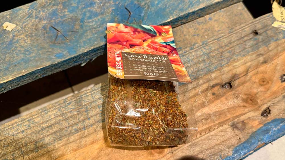 Eine Packung des Bruschetta-Gewürzes im Test auf einer Holzfläche.