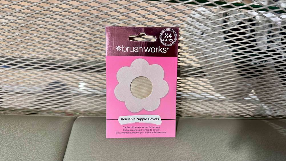 Vor einem Gitter auf einem Polster steht die Packung mit den getesteten Brustwarzenabdeckungen.