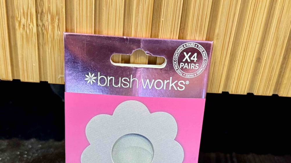 Brustwarzenabdeckung getestet: Nahaufnahme der Verpackung mit Logo und Inhalt.