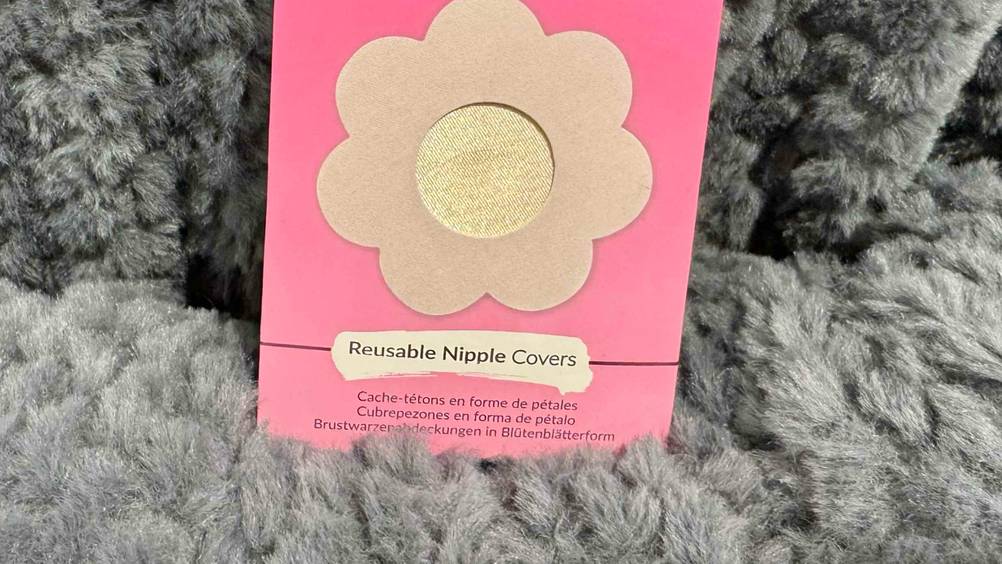 Brustwarzenabdeckung im Test: Nahaufnahme der Verpackung mit Artikelbezeichnung.