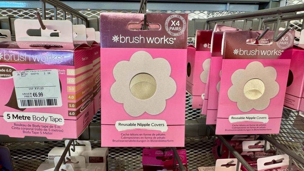 Mehrere Packungen der getesteten Brustwarzenabdeckung hängen in einem Regal.