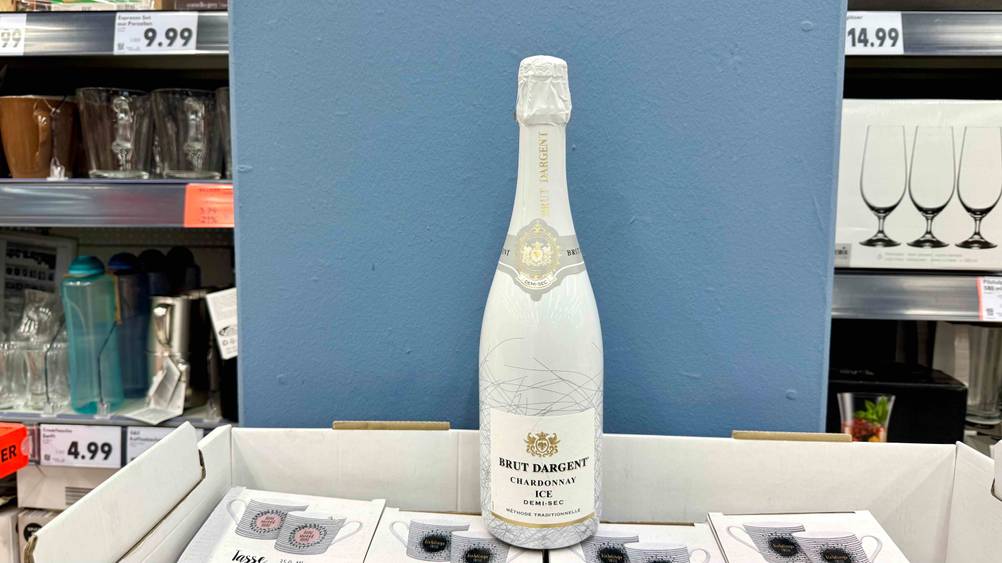 Brut-Dargent-Sekt-Test: Eine Flasche steht vor einer blauen Wand.