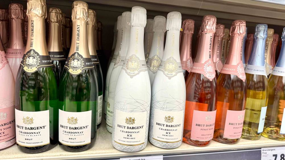 Mehrere Flaschen des getesteten Brut-Dargent-Sekts in einem Verkaufsregal.