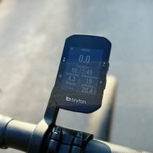Der Bryton Rider S500 ist während der Fahrt am Fahrrad montiert. Auf dem Display werden Daten wie Geschwindigkeit, Neigung und Fahrtdauer angezeigt.