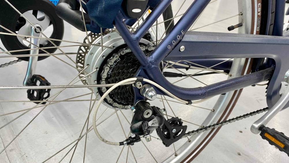 E-Bike für Damen im Test: Nahansicht der Fahrradkette.