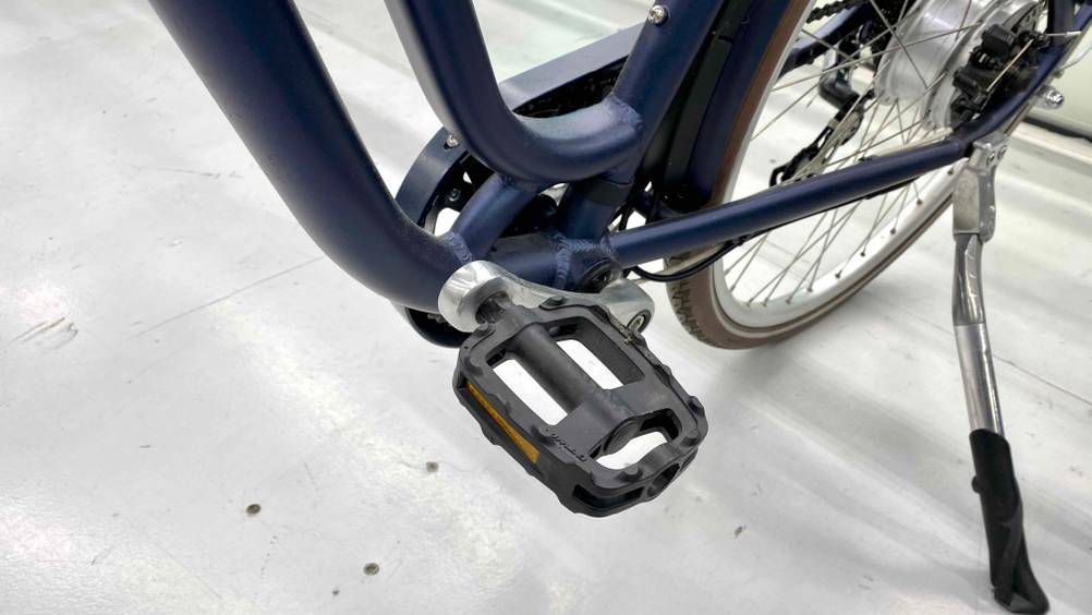Pedal in Detailansicht eines getesteten E-Bikes für Damen.