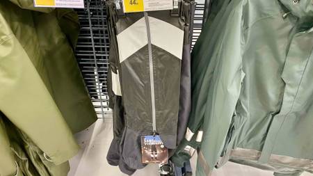 Fahrrad-Regenhose-Test; Blick auf die Hose im Ladengeschäft.