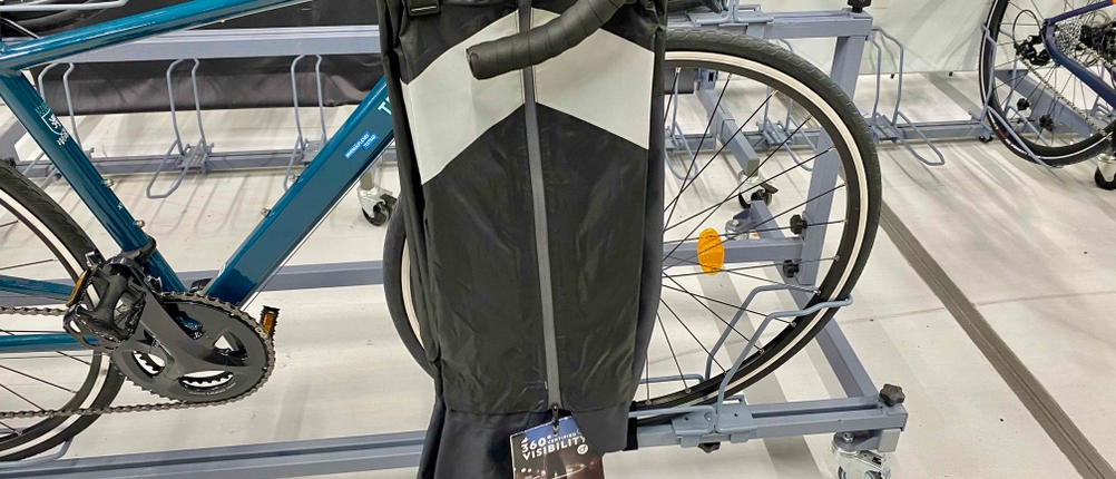Fahrrad-Regenhose im Test: Hose hängt an einem Fahrrad.