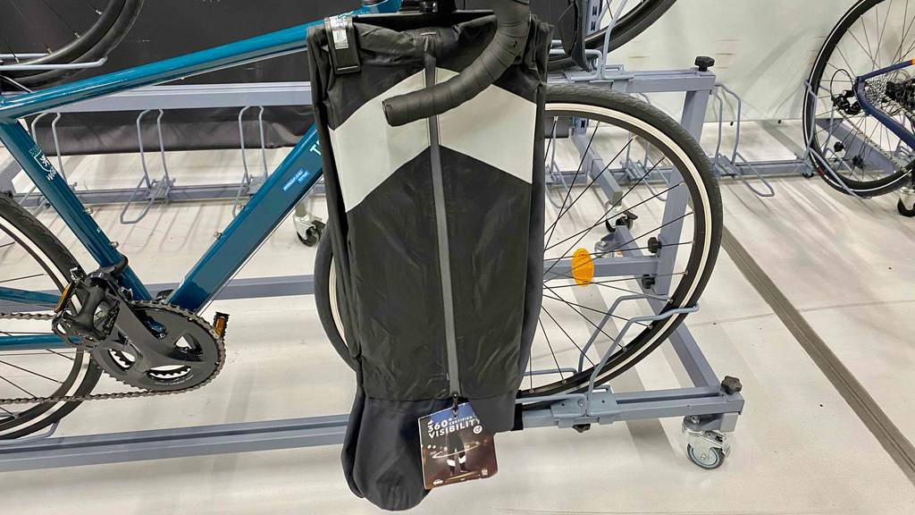 Fahrrad-Regenhose im Test: Hose hängt an einem Fahrrad.