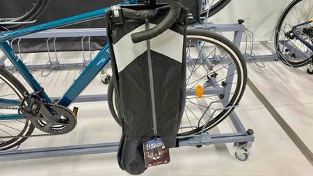 Fahrrad-Regenhose im Test: Hose hängt an einem Fahrrad.